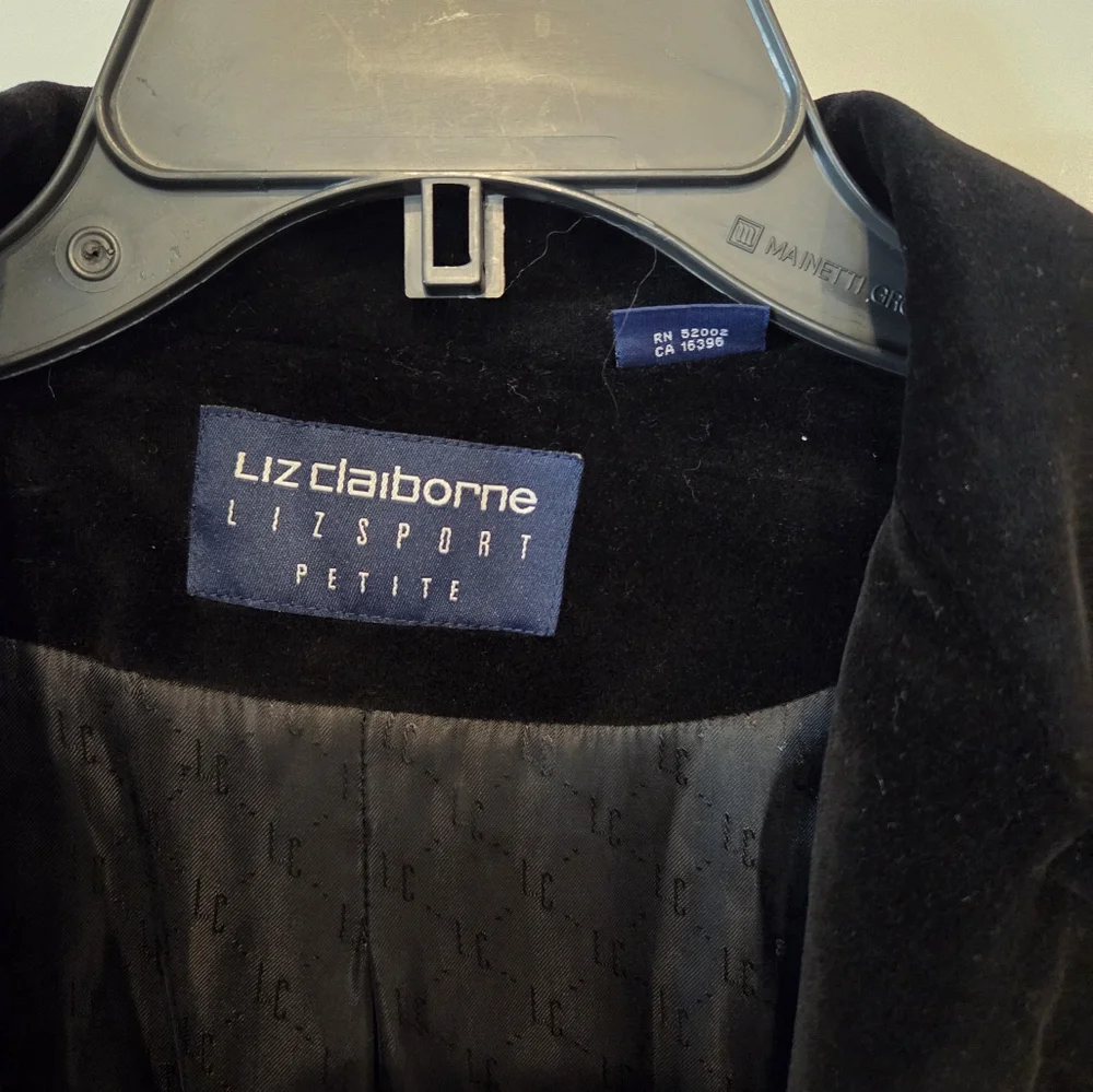 LIZ CLAIBORNE WOMEN'S BLACK VELVET TWO BUTTON BLAZER SIZE SMALL